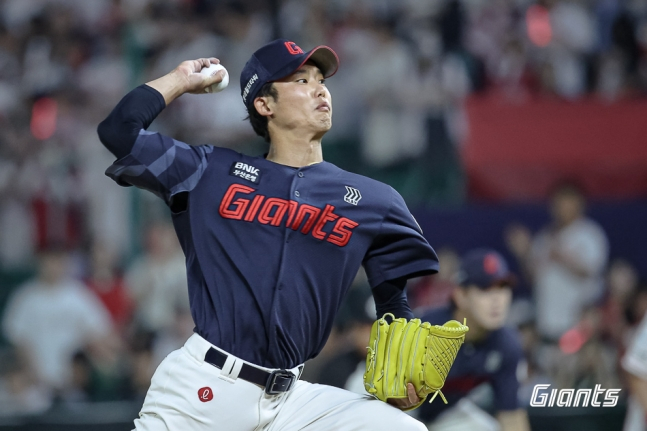 Lotte Giants pitcher Hyun Do-hoon pitches during the 2026 Shinhan SOL KBO League away game against SSG Landers at Incheon SSG Landers Field on the 17th, appearing in relief in the bottom of the 7th. /Photo=Lotte Giants