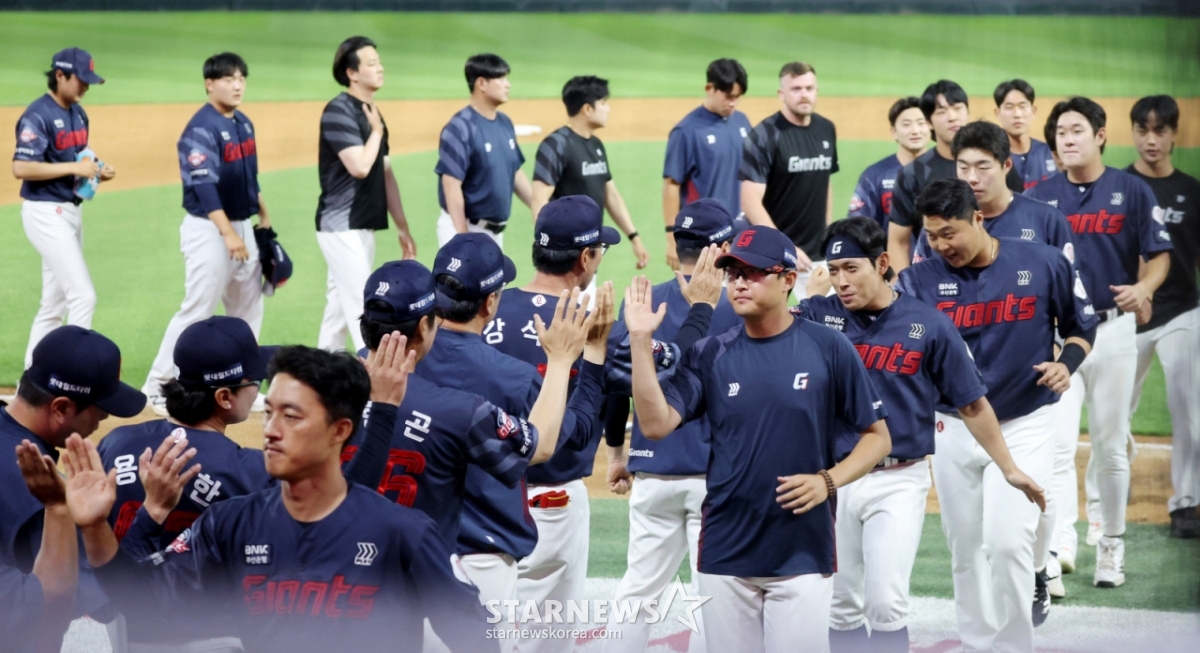 ロッテ·ジャイアンツの選手たちが17日、仁川(インチョン)SSGランダースフィールドで行われたSSGランダースと2026新韓(シンハン)SOLKBOリーグ訪問試合で勝利後、ハイタッチをしている。 /写真=姜永祚(カン·ヨンジョ)先任記者