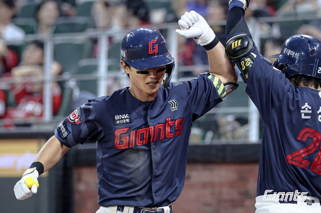 Чон Мин Чжэ (слева) из Lotte Giants играет с Сон Сон Бином и Ха Апайбом после того, как в начале шестого иннинга он совершил хоум-ран против SSG Landers на стадионе SSG Landers в Инчхоне 17-го числа. /Фото = Предоставлено Lotte Giants