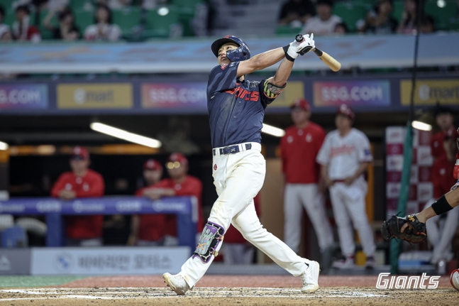Чон Мин Чжэ (слева) из Lotte Giants начал игру в качестве шорт-стопа против SSG Landers на стадионе SSG Landers в Инчхоне 17-го числа, ударив хоум-ран с инверсии в начале 6-го иннинга и наблюдая за мячом. /Фото = Предоставлено Lotte Giants