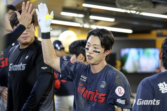 Чон Мин Чжэ (в центре) из Lotte Giants начал игру в качестве шорт-стопа против SSG Landers в 2026 Shinhan SOL KBO League, которая состоялась на поле SSG Landers в Инчхоне 17-го числа, и получил поздравления от коллег. /Фото = Предоставлено Lotte Giants