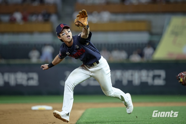 Чон Мин Чжэ из Lotte Giants начал игру в качестве шорт-стопа против SSG Landers на стадионе SSG Landers в Инчхоне 17 числа и поймал Чон Джун Чжэ с земляным мячом на первой и третьей базе в конце девятого иннинга. /Фото = Предоставлено Lotte Giants