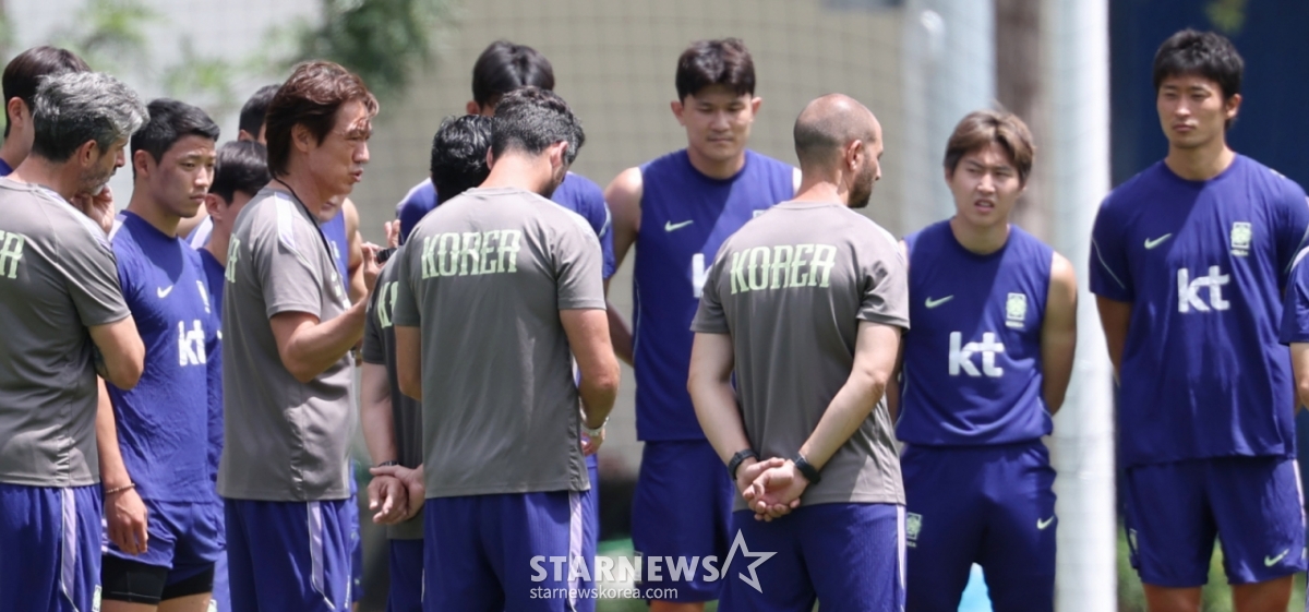 The South Korea national football team held training at Chivas Verde Valle in Guadalajara, Mexico, on the 15th ahead of the second round of the 2026 North American World Cup Group A qualifiers. Coach Hong Myung-bo is seen giving instructions to the players. /Photo=Chief correspondent Kim Jin-kyung