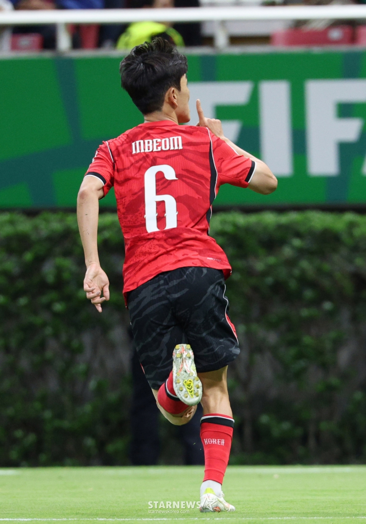 2026年北中米W杯A組予選の大韓民国対チェコ戦が12日(韓国時間)、メキシコ·グアダラハラのエスタディオ·アクロンで行われた。 ファン·インボムが同点ゴールを決めてセレモニーをしている。 /写真=キム·ジンギョン待機者