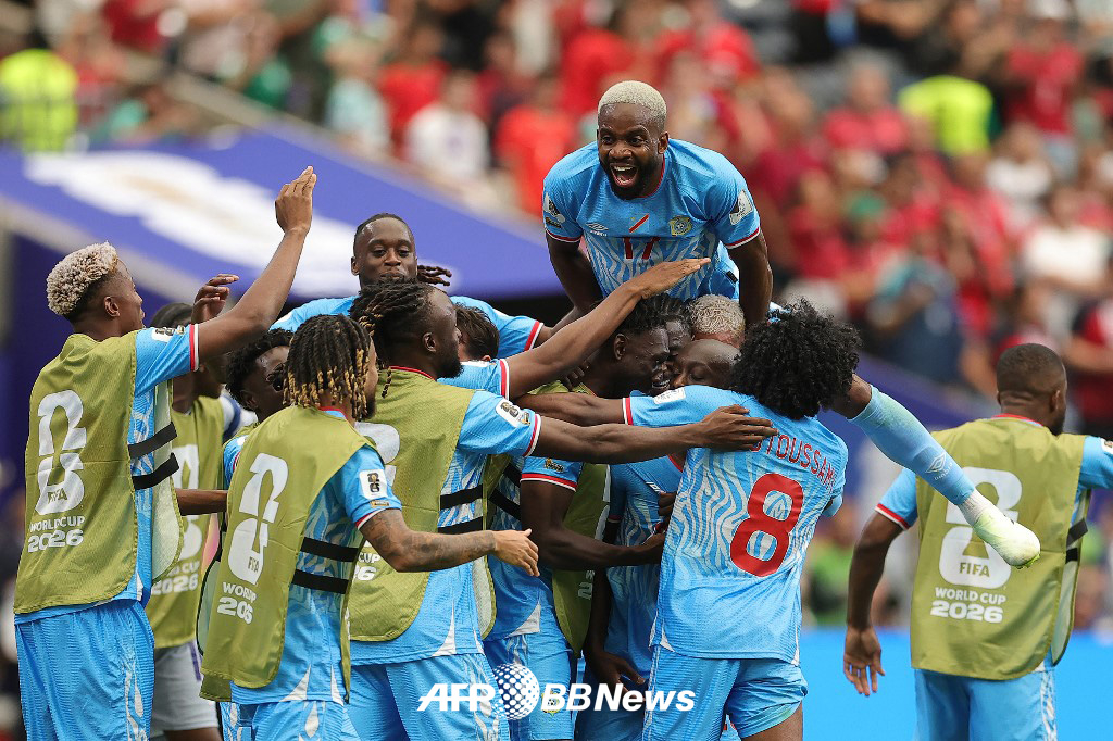 DR Congo players celebrate after scoring their first-ever World Cup goal against Portugal on the 18th. /AFPBBNews=NEWS1