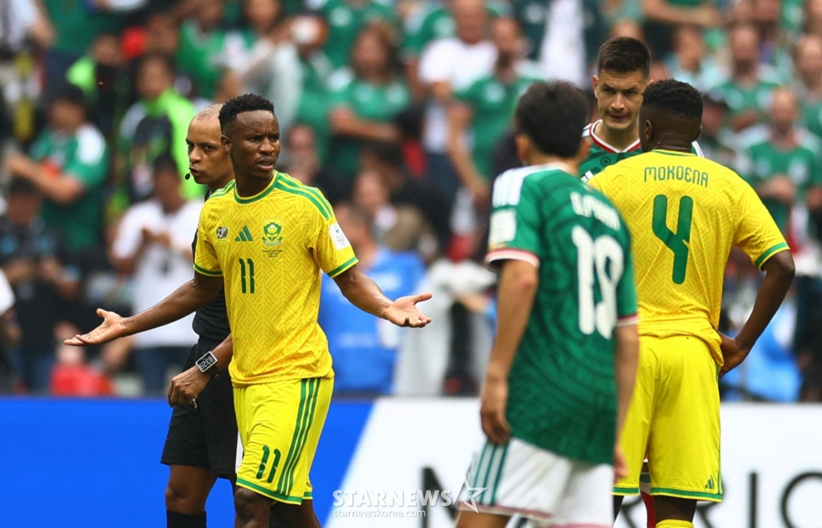 Temba Zwane, a midfielder for the South African national football team, receiving a red card from the referee and being sent off during the second half, 39th minute, of the Group A first match against Mexico at the Mexico City Stadium on the 12th, for the 2026 FIFA North, Central America and Caribbean World Cup. /AFPBBNews=NEWS1