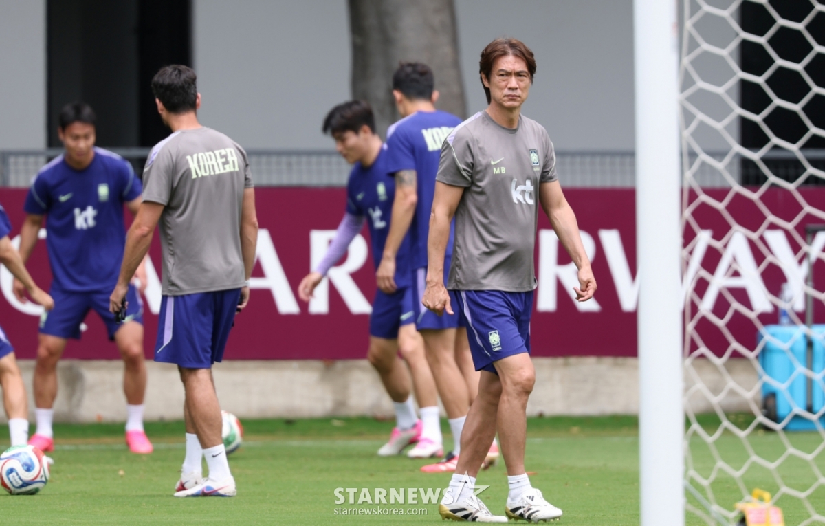 The South Korean national football team held training at Chivas Verde Valle in Guadalajara, Mexico, on the 14th ahead of the second round of the 2026 North, Central America and Caribbean World Cup Group A qualifiers. Coach Hong Myung-bo is seen watching the players' training while lost in thought. /Photo=Chief correspondent Kim Jin-kyung