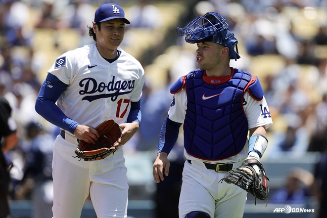 Shohei Ohtani (left) and catcher Dalton Rushing. /AFPBBNews=NEWS1