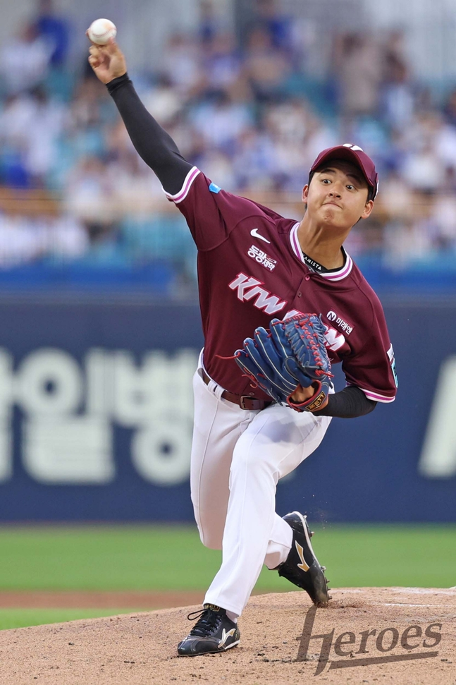Park Jun-hyun lanzando. /Foto=Kiwoom Heroes