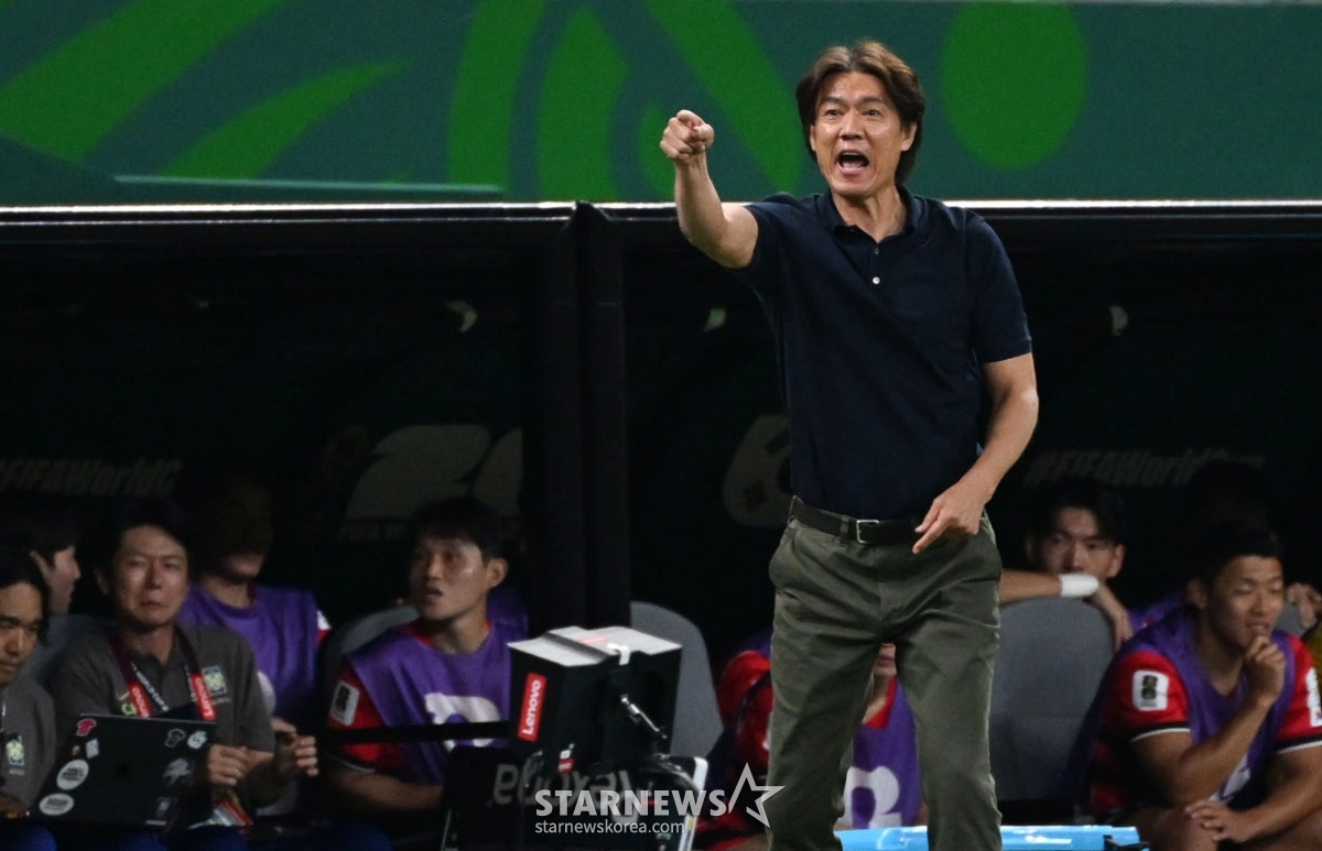 2026年北中米W杯A組予選の大韓民国対チェコ戦が12日(韓国時間)、メキシコ·グアダラハラのエスタディオ·アクロンで行われた。 洪明甫(ホン·ミョンボ)監督が作戦指示をしている。 /写真=キム·ジンギョン待機者
