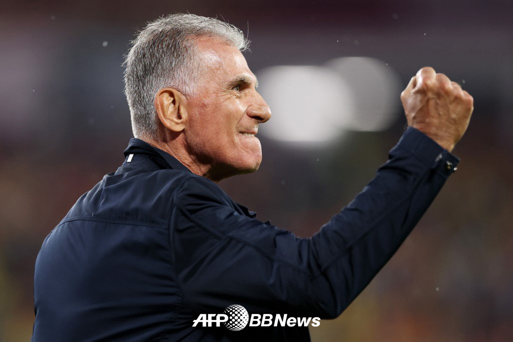 Carlos Queiroz, huấn luyện viên đội tuyển bóng đá quốc gia Ghana, đang vui mừng nắm chặt tay sau chiến thắng 1-0 trước Panama trong trận đấu bảng L của FIFA World Cup Bắc Trung Mỹ năm 2026 được tổ chức tại sân vận động Toronto, Canada vào ngày 18. /AFPBBNews = Tin tức 1