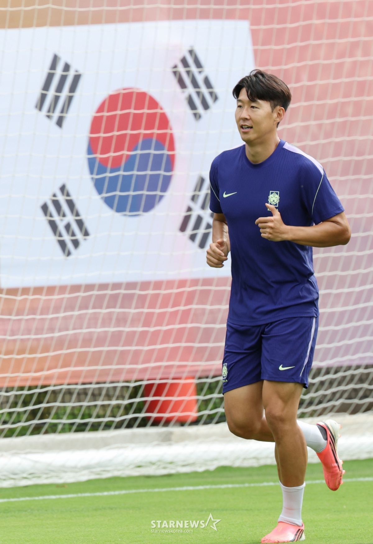 17日,韩国国家足球队在与2026北中美世界杯A组预选赛墨西哥队的比赛前一天,在墨西哥瓜达拉哈拉奇巴斯维尔德巴耶进行了训练。 孙兴慜等选手正在进行跑步训练。 =照片=金镇京。