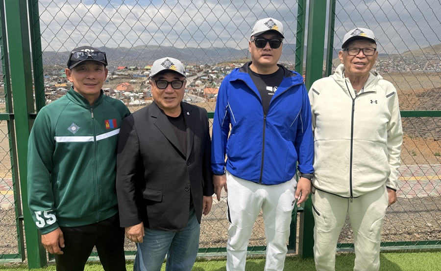 Cựu huấn luyện viên Kim Eung Yong (ngoài cùng bên phải) đã đến thăm Mông Cổ từ ngày 11 đến ngày 15. Từ trái sang, huấn luyện viên đội tuyển quốc gia Mông Cổ Sasaki, chủ tịch câu lạc bộ bóng chày Nhật Bản Kim Kwang Soo, chủ tịch Hiệp hội bóng chày Mông Cổ Sogura. /Ảnh = một câu lạc bộ