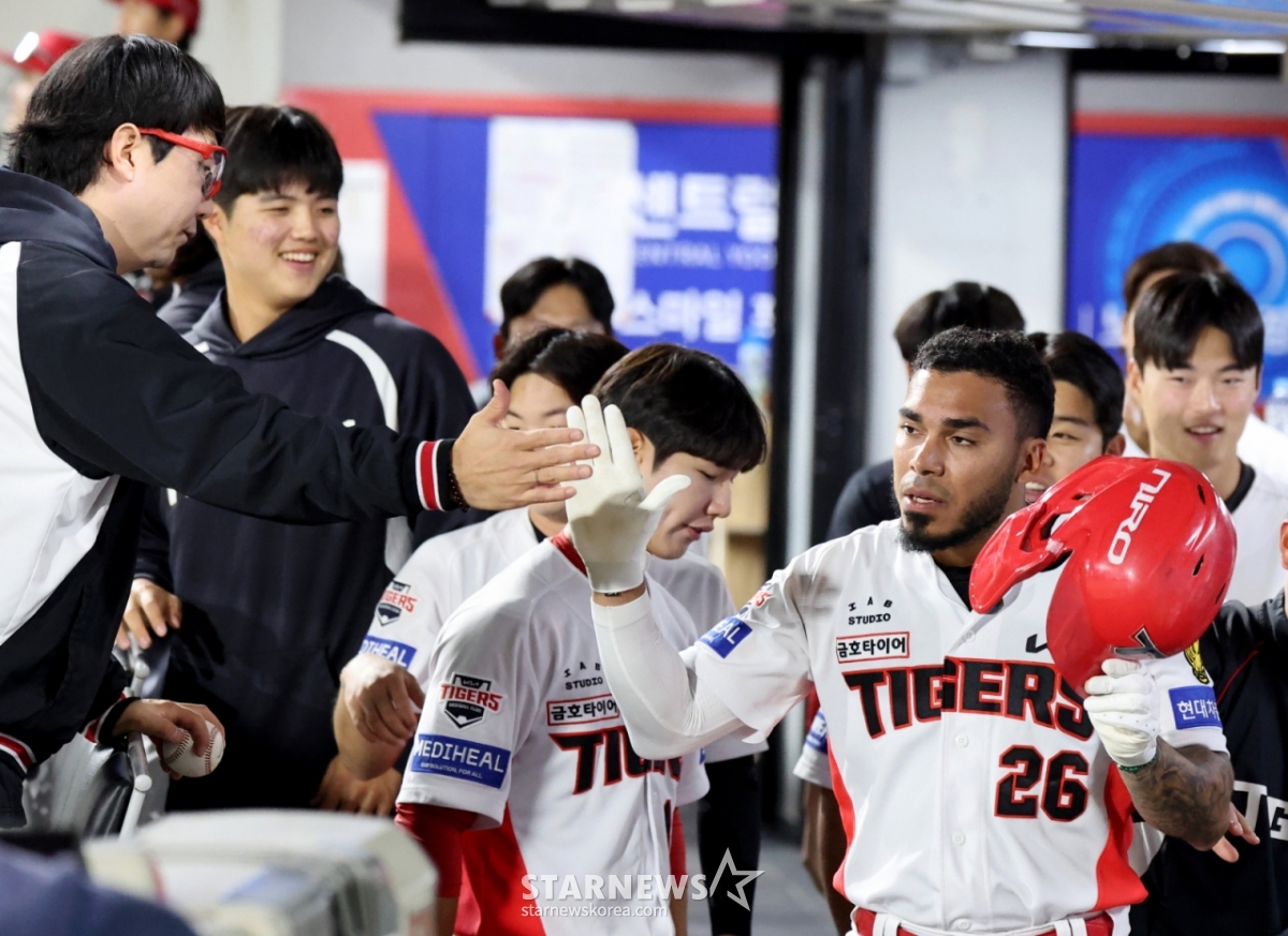 Yang Hyun-jong của KIA đang ném bóng ngược lại trước LG Gwangju vào ngày 18. /Ảnh = Cung cấp Kia Tigers