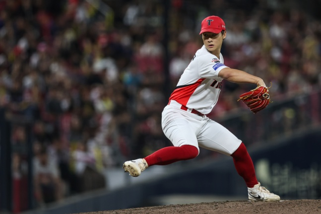 KIA Kwak Do-gyu đang ném bóng ngược lại trước LG Gwangju vào ngày 18. /Ảnh = Cung cấp Kia Tigers
