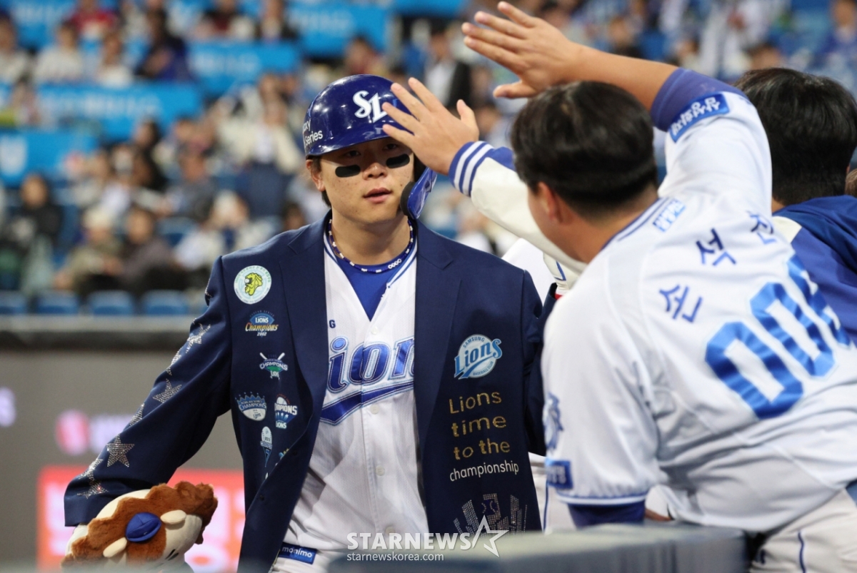 2026新韓SOLKBOリーグサムスンライオンズ対SSGランダースの試合が4月22日、大邱サムスンライオンズパークで行われた。  三星（サムスン）の朴昇圭（パク·スンギュ）が5回裏、無死から逆転左越1点本塁打を放ち、ホームインしている。 /写真=キム·ジンギョン待機者