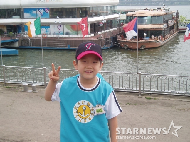 Young Moon Jung-bin smiles while wearing an LG Twins cap. /Photo=Provided by Moon Jung-bin
