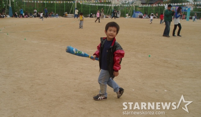 Young Moon Jung-bin attending a sports day wearing an LG Twins light jacket. /Photo=Provided by Moon Jung-bin