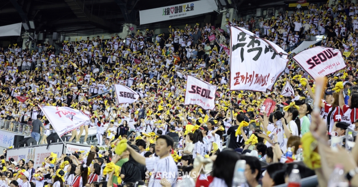 A full house fills Jamsil Baseball Stadium. /Photo=Senior reporter Kang Young-jo