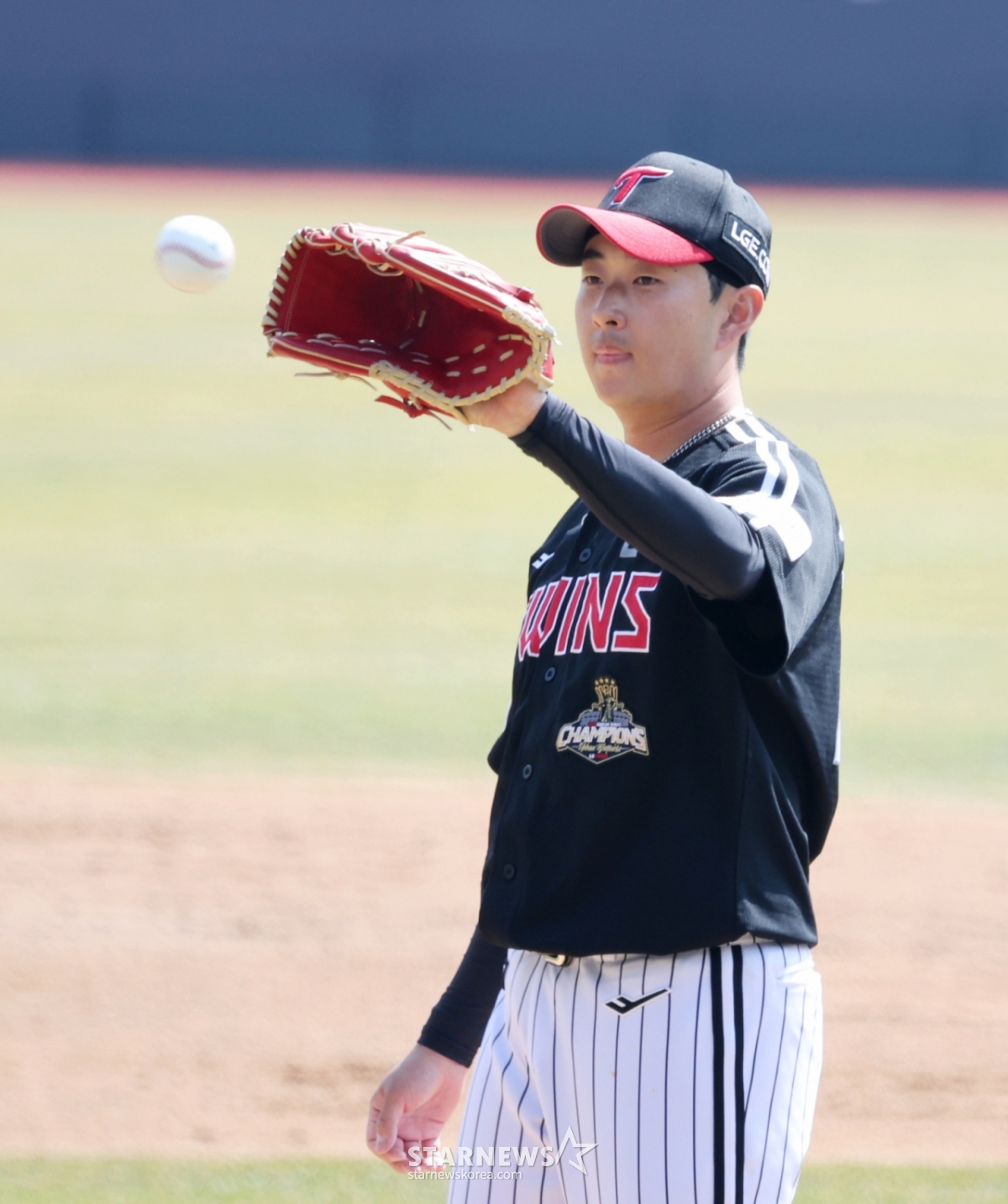LGの右腕投手、金ジンスが17日、KTウィズパークで行われた2026プロ野球のオープン戦、KTウィズとLGツインズの試合で先発出場し、力投している。 2026.03.17./写真=カン·ヨンジョ先任記者