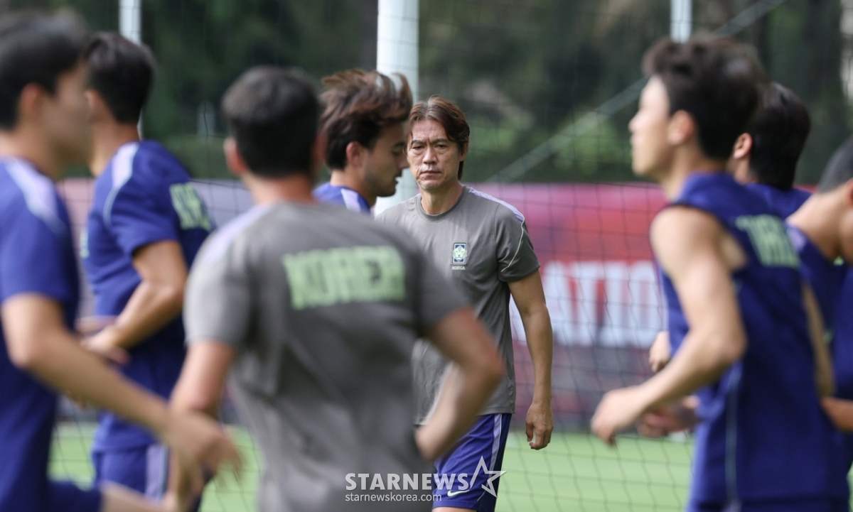 La selección de fútbol de Corea del Sur realizó un entrenamiento el día 17 en el Complejo Deportivo Chivas Verde Valle, en Guadalajara, México, un día antes del partido de clasificación del Grupo A del Mundial de Norteamérica 2026 ante México. El entrenador Hong Myung-bo observa el entrenamiento de los jugadores sumido en sus pensamientos. /Foto=corresponsal jefe Kim Jin-kyung