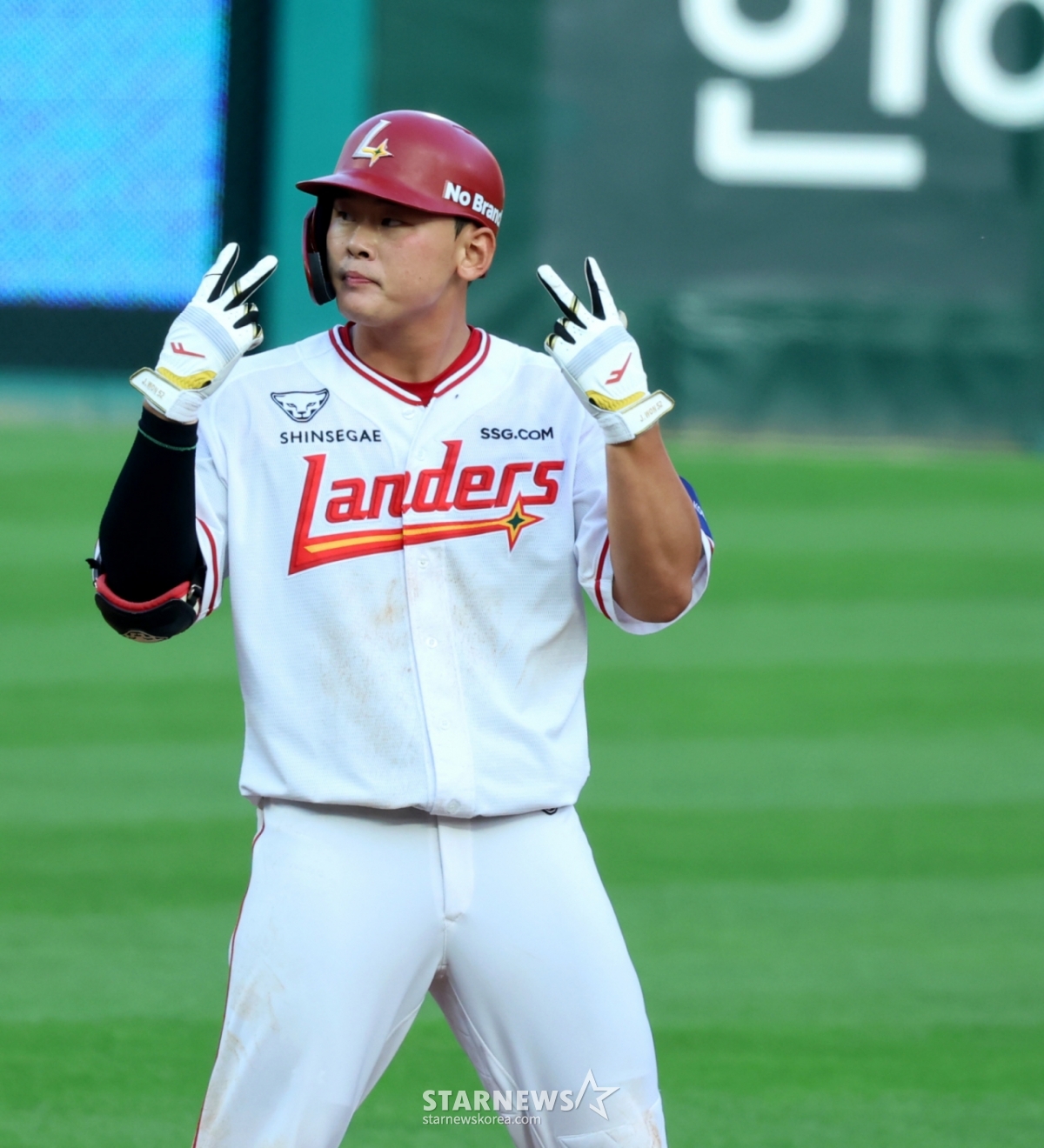 SSG Landers' Jeon Ui-san reached base with a double in the bottom of the 2nd inning during the 2026 KBO League home game against Lotte Giants at Incheon SSG Landers Field on the 17th. /Photo=Senior reporter Kang Young-jo