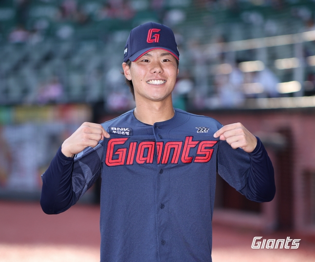 ロッテ·ジャイアンツの新アジアクォーター投手、飯村翔太が18日、仁川(インチョン)SSGランダースフィールドでSSGランダースとの訪問試合を控え、ロッテのユニホームを着てポーズを取っている。 /写真=ロッテジャイアンツ提供