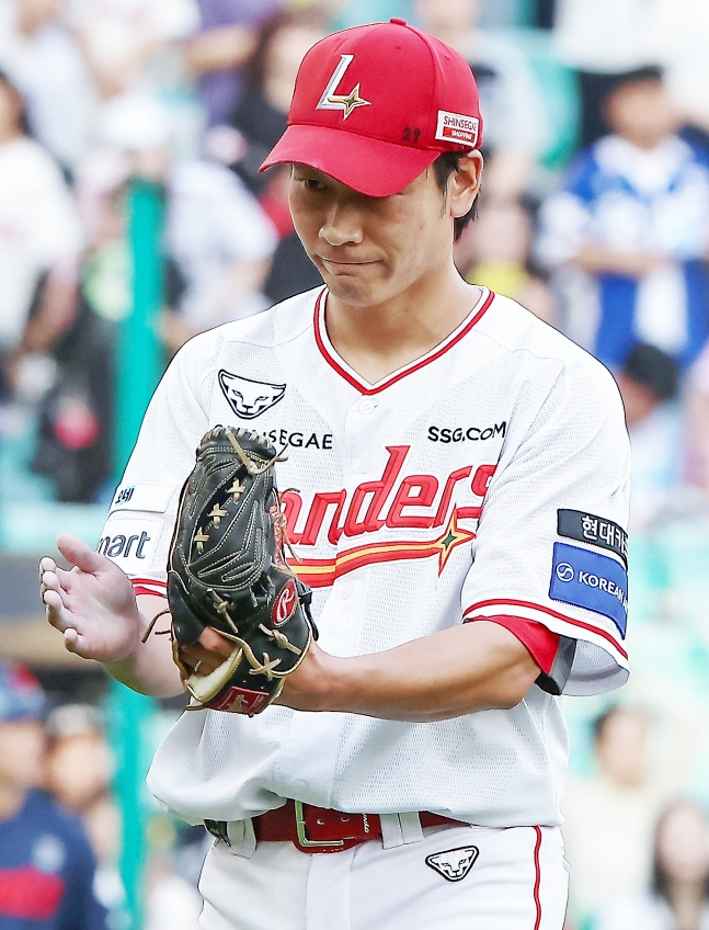 SSGランダースの武田翔太投手が18日、ロッテ·ジャイアンツとのホーム試合に先発登板し、イニングを無失点で抑えた後、拍手をしながら満足感を示している。 /写真=SSGランダース提供