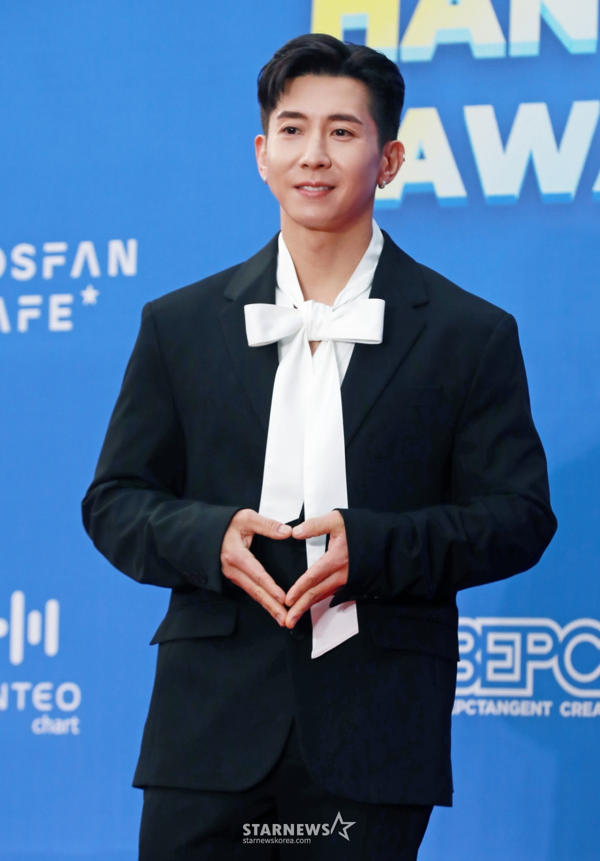 Chiều 15/5, ca sĩ Brian đang tạo dáng tại sự kiện thảm đỏ Hanteo Music Awards 2024 diễn ra tại Nhà thi đấu Jangchung, Junggu, Seoul. /2025.02.15 /Ảnh = Photoguy@ Lee Dong Hoon