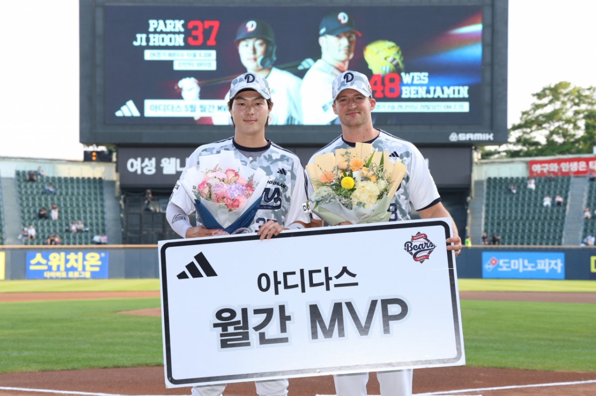 Park Ji Hoon (trái) và Benjamin. /Ảnh = Doosan Bears cung cấp