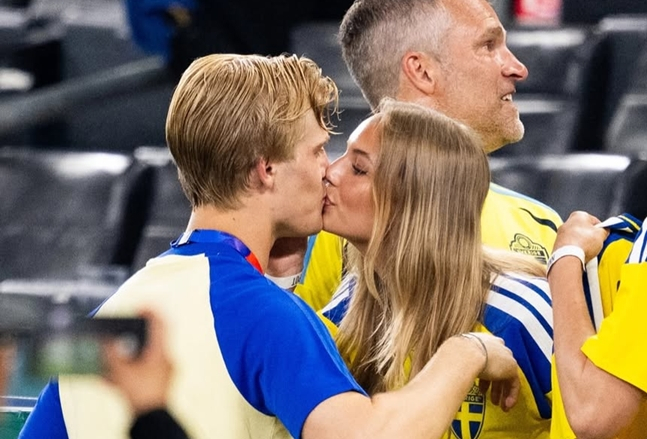 Berival (izquierda) besando a Medlock tras finalizar el partido. /foto=McKenzie Medlock SNS