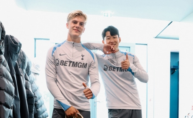 Berival (izquierda) y Son Heung-min. /Foto=Redes sociales oficiales del Tottenham