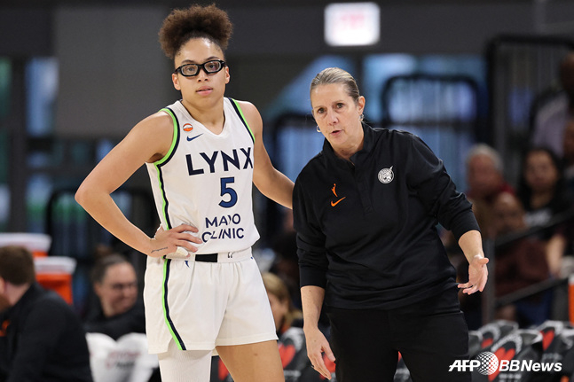 Olivia Miles and Cheryl Reeve, head coach of the Minnesota Lynx (right). /AFPBBNews=NEWS1