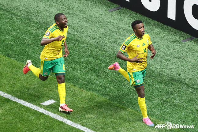 South African players celebrate the equalizing goal. /AFPBBNews=NEWS1