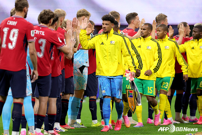Players from both teams exchanging pre-match greetings. /AFPBBNews=NEWS1