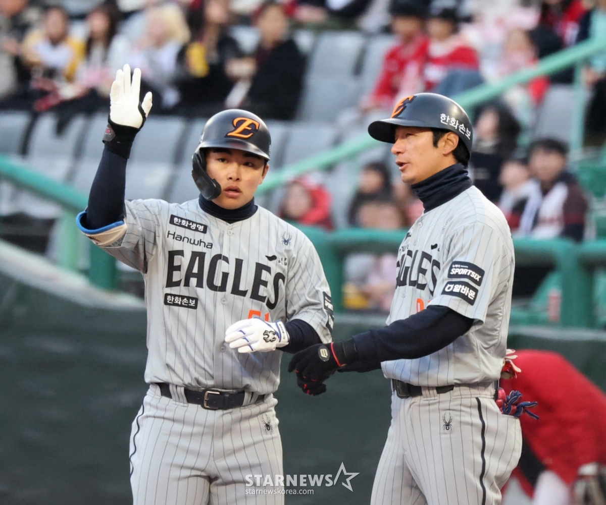 Hanwha Eagles third baseman Moon Hyun-bin is seen getting on base with a sacrifice fly in the top of the first inning with one out and a runner on second base during the first game of the 2026 KBO League season between Hanwha Eagles and SSG Landers at Landers Field on April 7, 2026. /Photo=Senior reporter Kang Young-jo cameratalks@