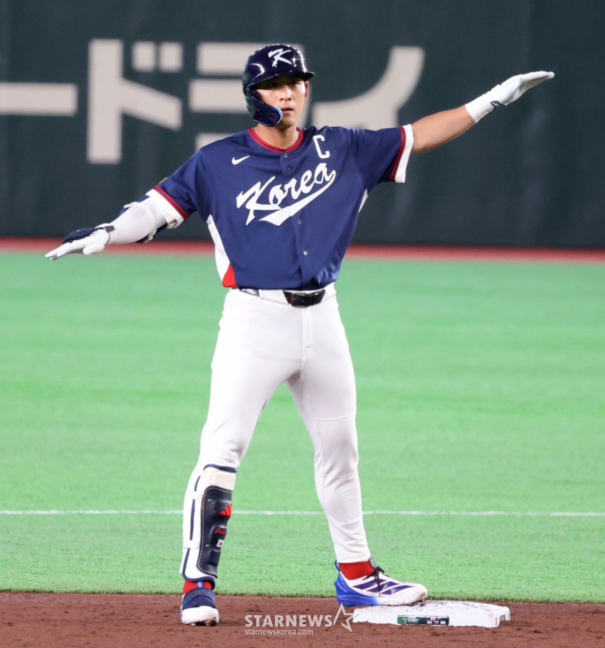 Baseball national team third baseman Lee Jung-hoo is seen getting on base with a double in the bottom of the third inning with no outs and a runner on second base during the 2026 WBC Tokyo Pool match between South Korea and Australia at Tokyo Dome on the 8th, 2026. /Photo=Senior reporter Kang Young-jo cameratalks@