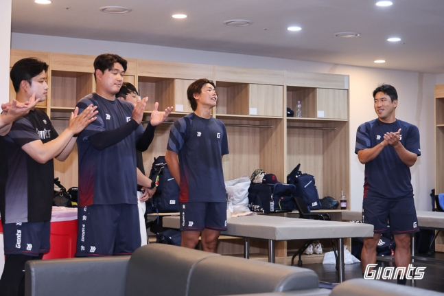 El nuevo lanzador del cupo asiático de los Lotte Giants, Shota Iimura (en el centro), saluda al equipo de Lotte en una reunión de presentación antes del partido de visita contra los SSG Landers en el campo Incheon SSG Landers el día 18. /Foto=Proporcionado por los Lotte Giants