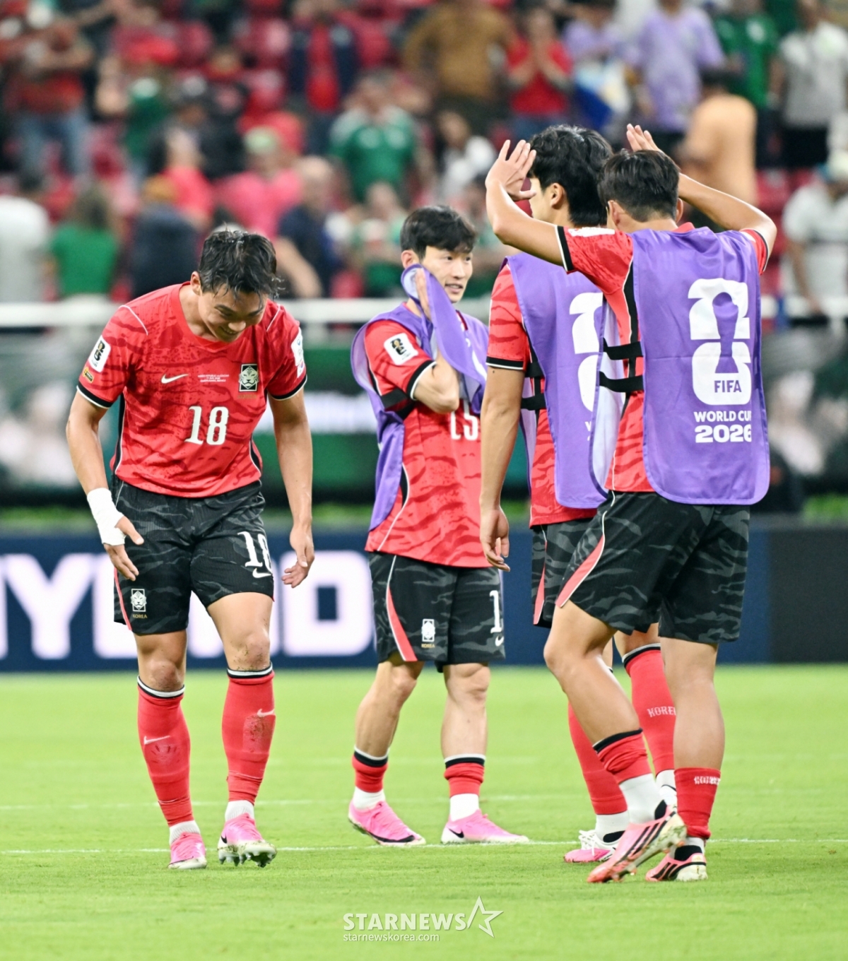 The 2026 CONCACAF World Cup Group A qualifier between South Korea and the Czech Republic was held on the 12th (Korea time) at Estadio Akron in Guadalajara, Mexico. O Hyeon-gyu, who scored the winning goal, greets captain Son Heung-min after the match. /Photo=Chief correspondent Kim Jin-kyung