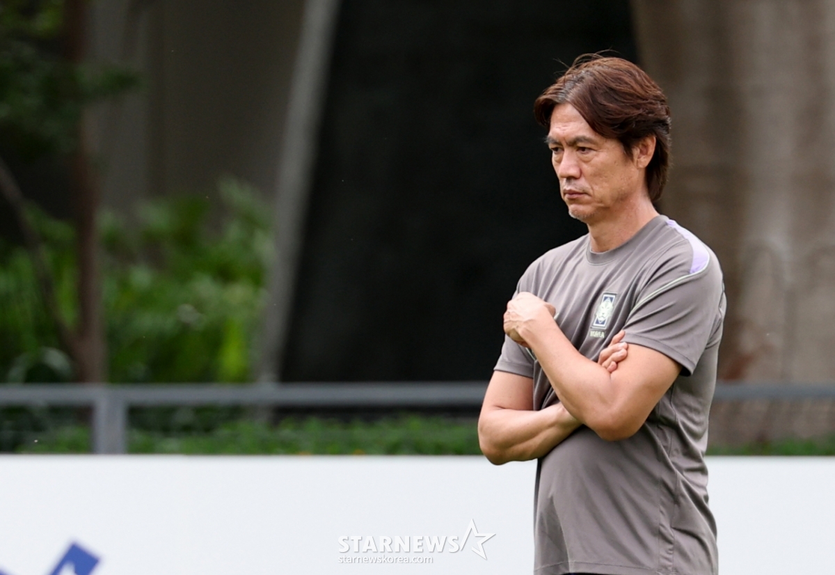 The South Korean national football team held training at Chivas Verde Valle in Guadalajara, Mexico, on the 17th, one day ahead of their 2026 CONCACAF World Cup Group A qualifier against Mexico. Coach Hong Myung-bo is seen walking on the field in deep thought. /Photo=Chief correspondent Kim Jin-kyung