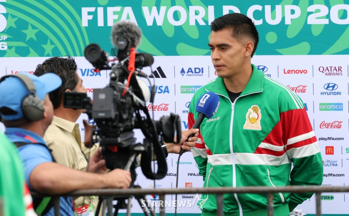 The Mexican national team held training at the Cipol Sports Arena in Guadalajara, Mexico, on the 17th, one day before the Group A qualifier match against South Korea in the 2026 North, Central America and Caribbean Cup. Raúl Rangel responds to media interviews before training. /Photo=Chief correspondent Kim Jin-kyung