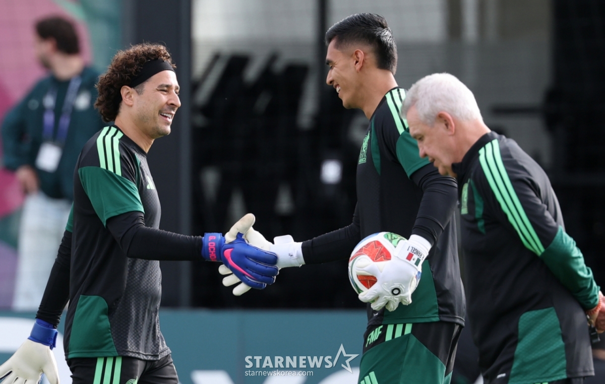 The Mexican national team held training at the Cipol Sports Arena in Guadalajara, Mexico, on the 17th, one day before the Group A qualifier match against South Korea in the 2026 North, Central America and Caribbean Cup. Ochoa trains with a bright expression. /Photo=Chief correspondent Kim Jin-kyung