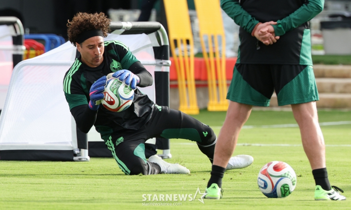 The Mexican national team held training at the Cipol Sports Arena in Guadalajara, Mexico, on the 17th, one day before the Group A qualifier match against South Korea in the 2026 North, Central America and Caribbean Cup. Ochoa trains with a determined expression. /Photo=Chief correspondent Kim Jin-kyung