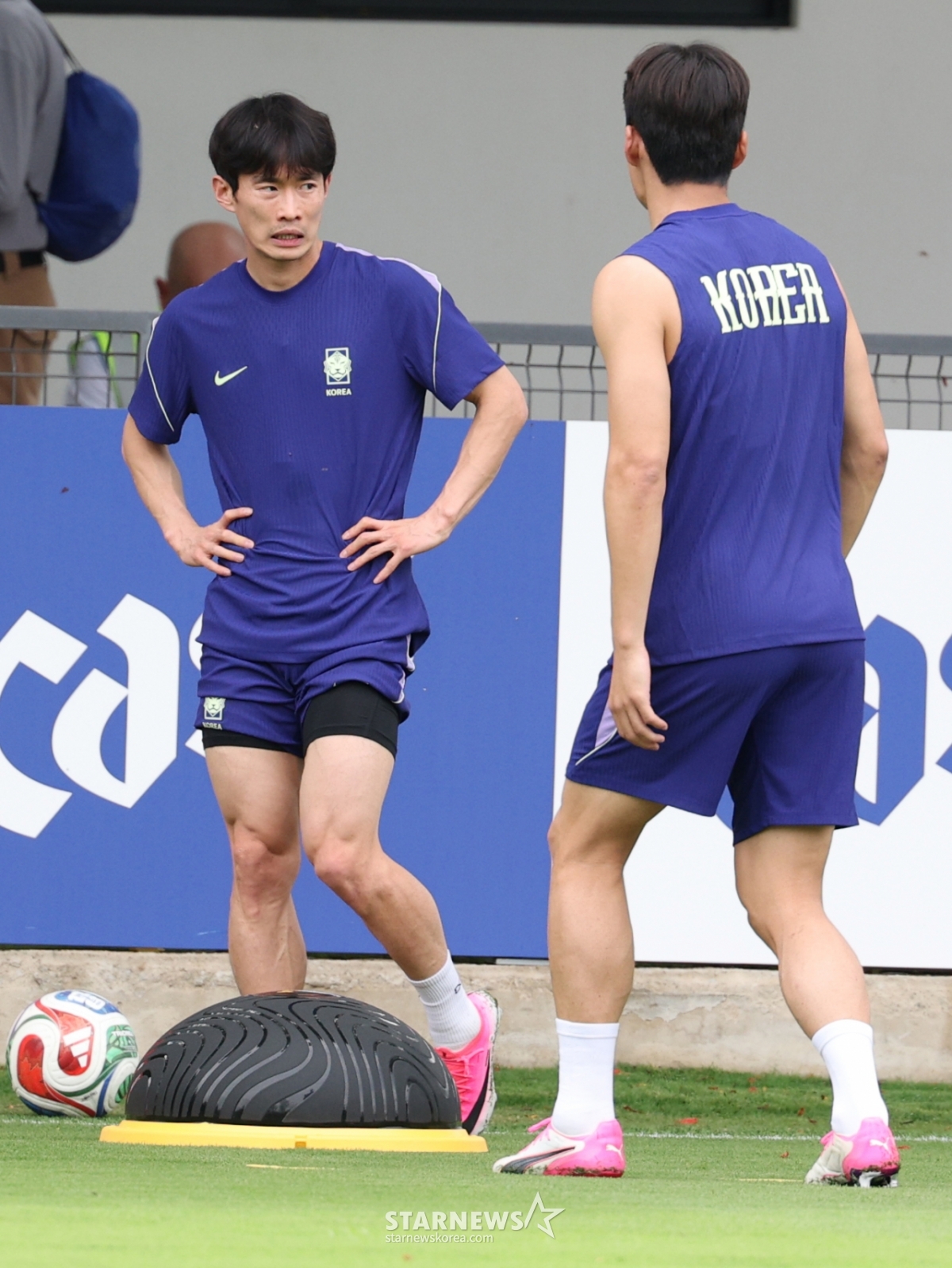 サッカーの大韓民国代表チームが2026年の北中米ワールドカップ(W杯)を5日後に控え、6日、メキシコ·グアダラハラのチバス·バジェベルデで初練習を行った。 金ムンファンがバランス練習を見守っている。 洪明甫号は6月12日午前11時(韓国時間)、チェコと運命の組別リーグ第1戦、そして1週間後の19日午前10時、開催国メキシコと分水嶺になる第2戦がまさにここグアダラハラで行われる。 /写真=キム·ジンギョン kim.jinkyung@