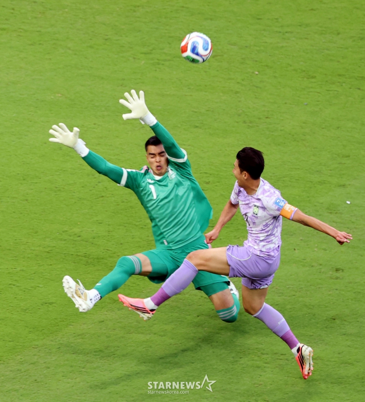 The 2026 CONCACAF World Cup A Group qualifier match between South Korea and Mexico was held on the 19th (Korea time) at Estadio Akron in Guadalajara, Mexico. Son Heung-min is shown evading Mexican goalkeeper Langhal and attempting a shot. /Photo=Kim Jin-kyung kim.jinkyung@