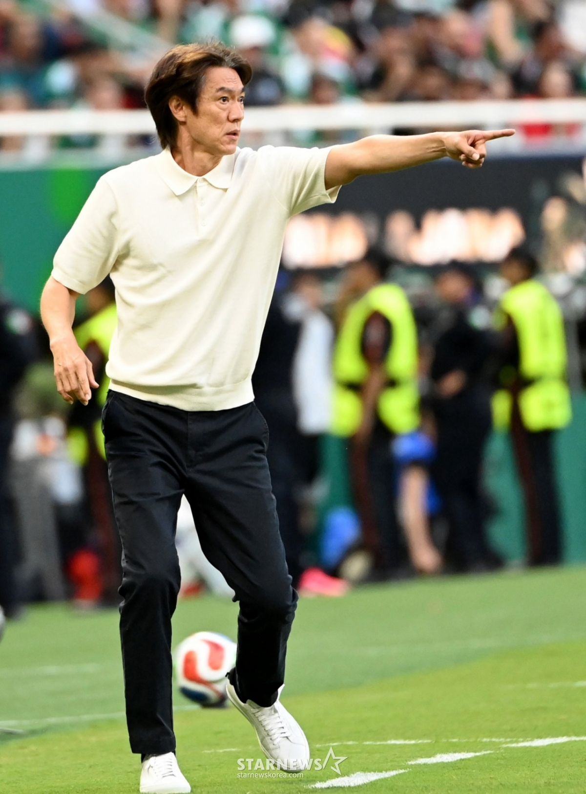 The 2026 CONCACAF World Cup A Group qualifier match between South Korea and Mexico was held on the 19th (Korea time) at Estadio Akron in Guadalajara, Mexico. Coach Hong Myung-bo is seen instructing players on movement. /Photo=Kim Jin-kyung kim.jinkyung@