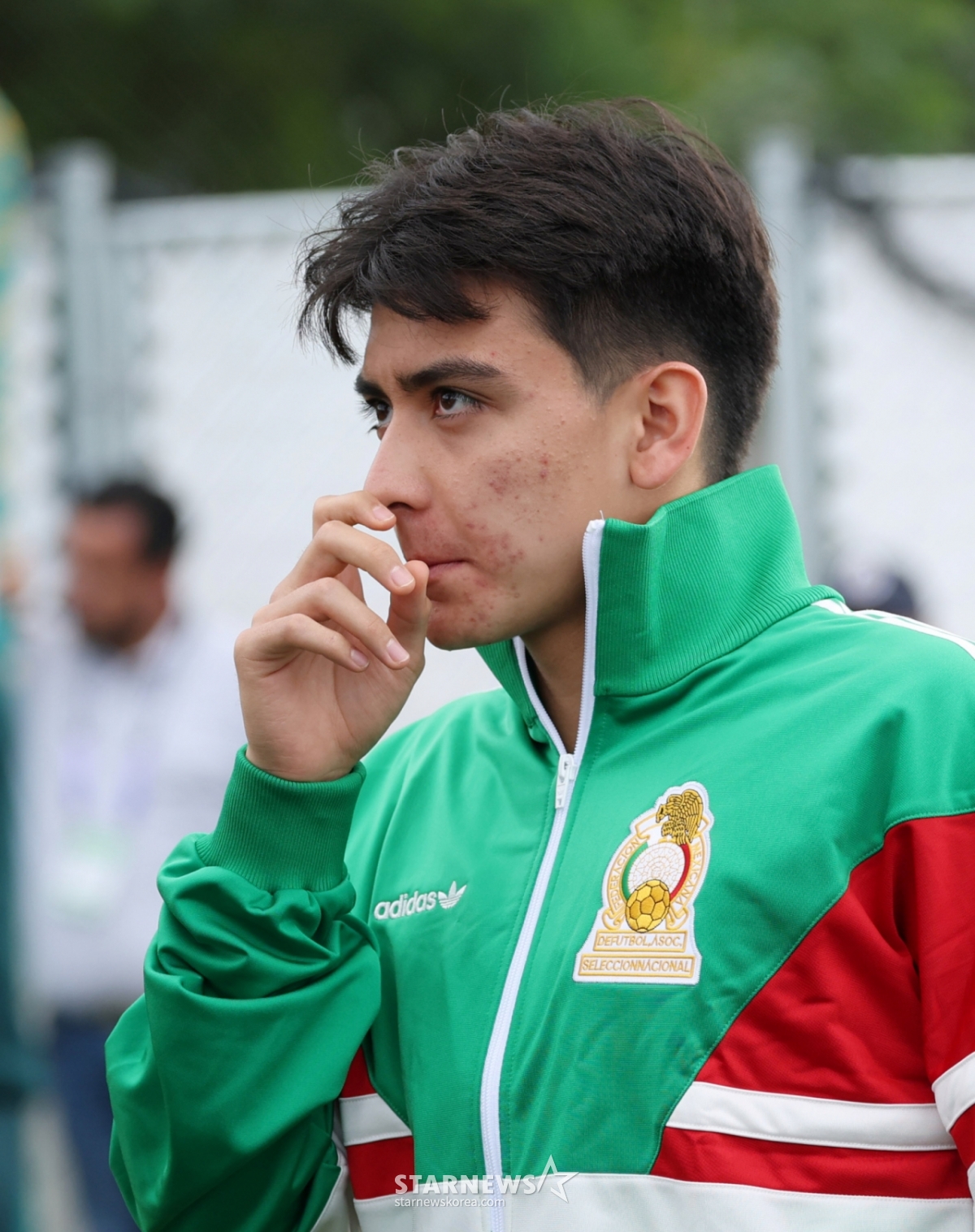 The Mexican national team held training at the Sports Arena in Zapopan, Guadalajara, Mexico, on the 17th, one day before the 2026 North, Central America and Caribbean World Cup Group A qualifier against South Korea. Gilberto Mora is seen responding to media interviews before training. /Photo=Kim Jin-kyung kim.jinkyung@