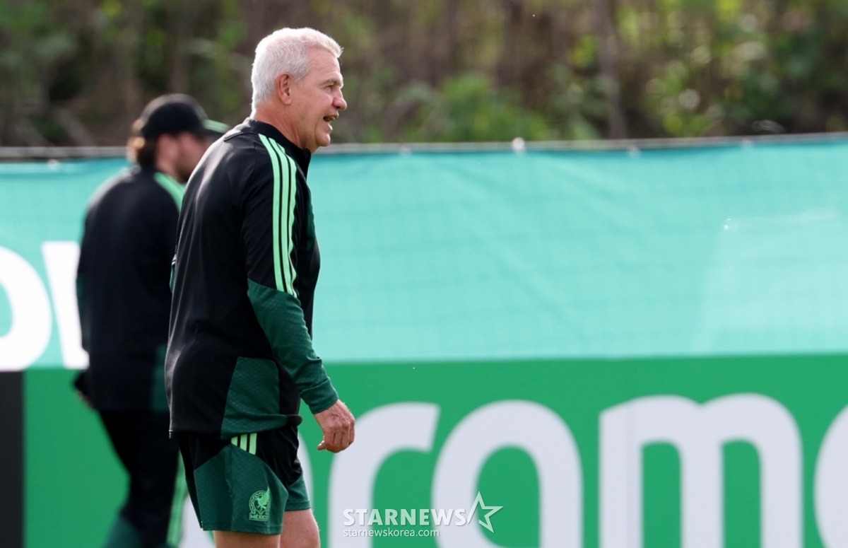 The Mexican national team held training at the Sports Arena in Zapopan, Guadalajara, Mexico, on the 17th, one day before the 2026 North, Central America and Caribbean World Cup Group A qualifier against South Korea. Javier Aguirre, Mexico's head coach, is seen encouraging his players during training. /Photo=Kim Jin-kyung kim.jinkyung@