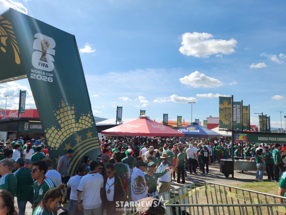 サッカーの韓国代表チームと試合前にスタディオ·アクロンに集まった観衆たち。 /写真=朴コンド記者