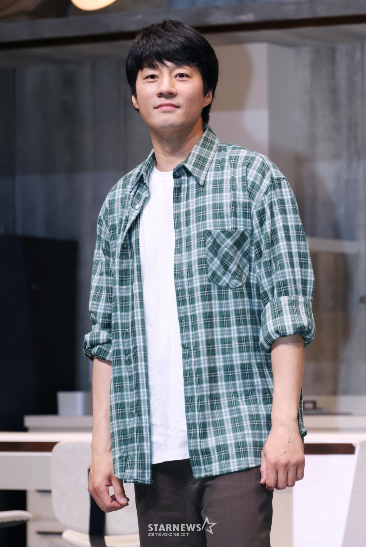 俳優のイ·チョニが15日午後、ソウル江西区麻谷洞のLGアートセンターで行われた演劇「ビギニング」の記者懇談会に参加し、ポーズを取っている。  ローラのハウスパーティーが終わった後、二人きりになった「ダニー」と「ローラ」の対話を中心に繰り広げられる2人劇「ビギニング」は今日(15日)から来月21日まで公演される。 /2026.05.15 /写真=イ·ドンフン photoguy@